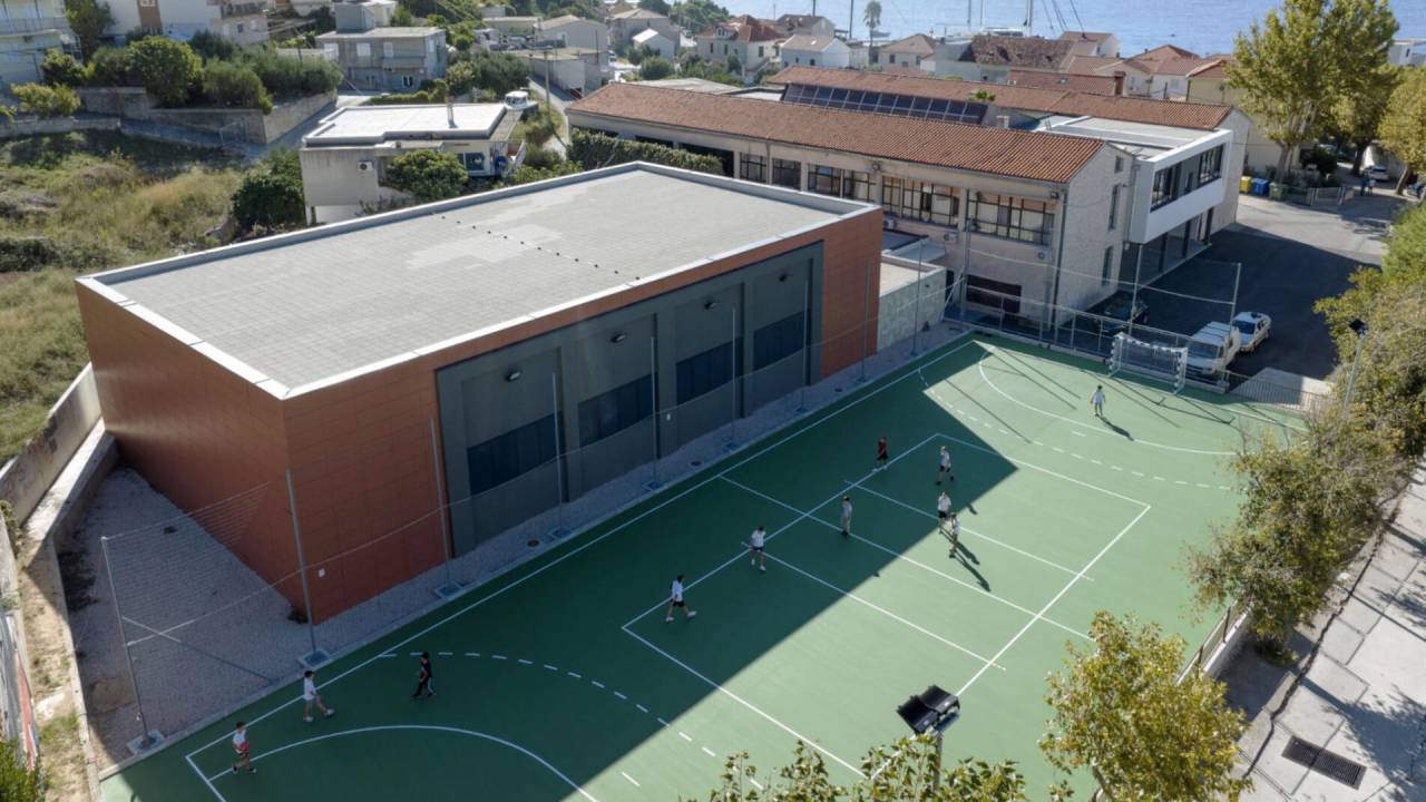 Jesenice Elementary School Sports Hall, Dugi rat